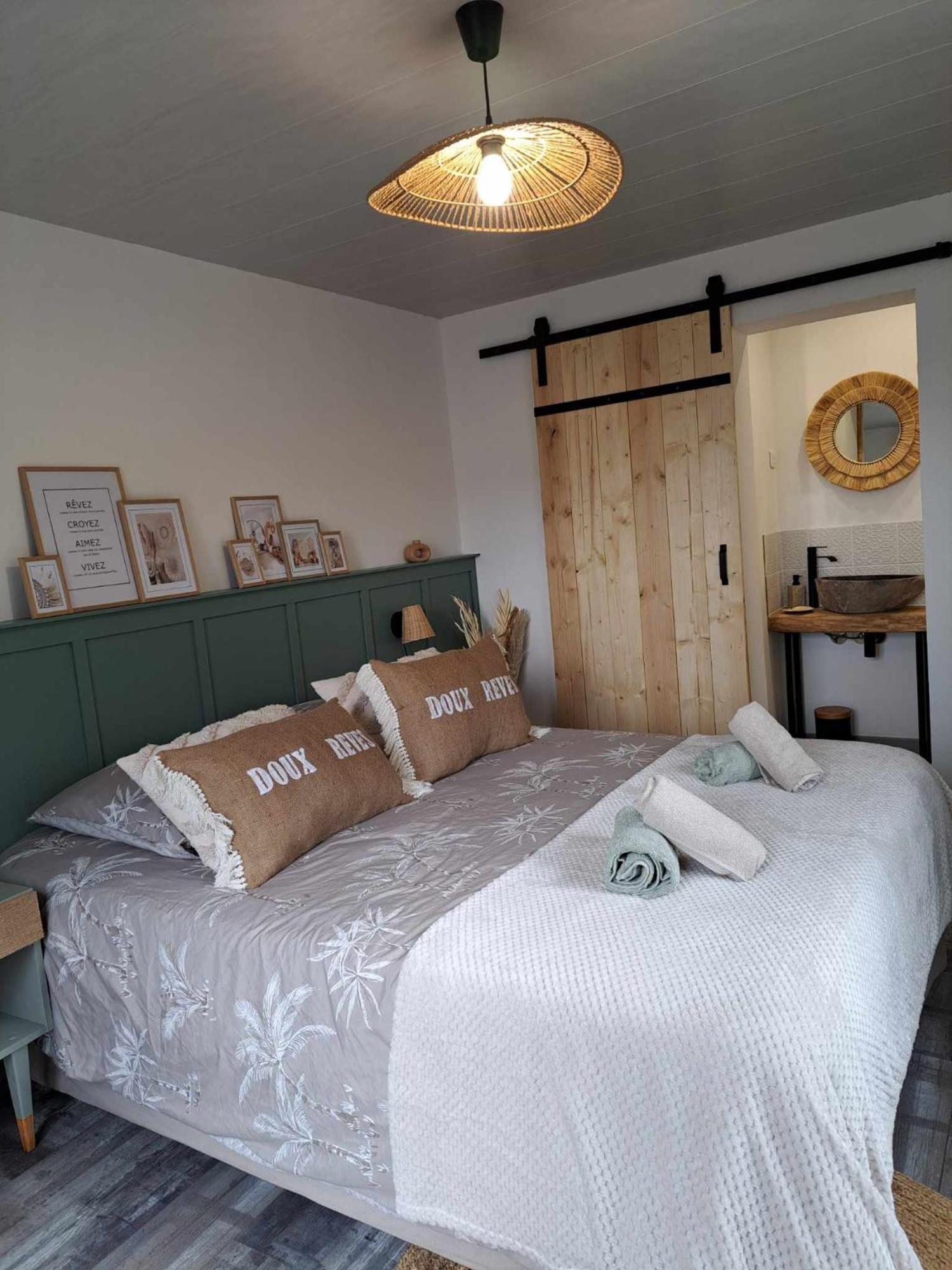 Bed and Breakfast Au Charme D'Antan Feron Екстер'єр фото