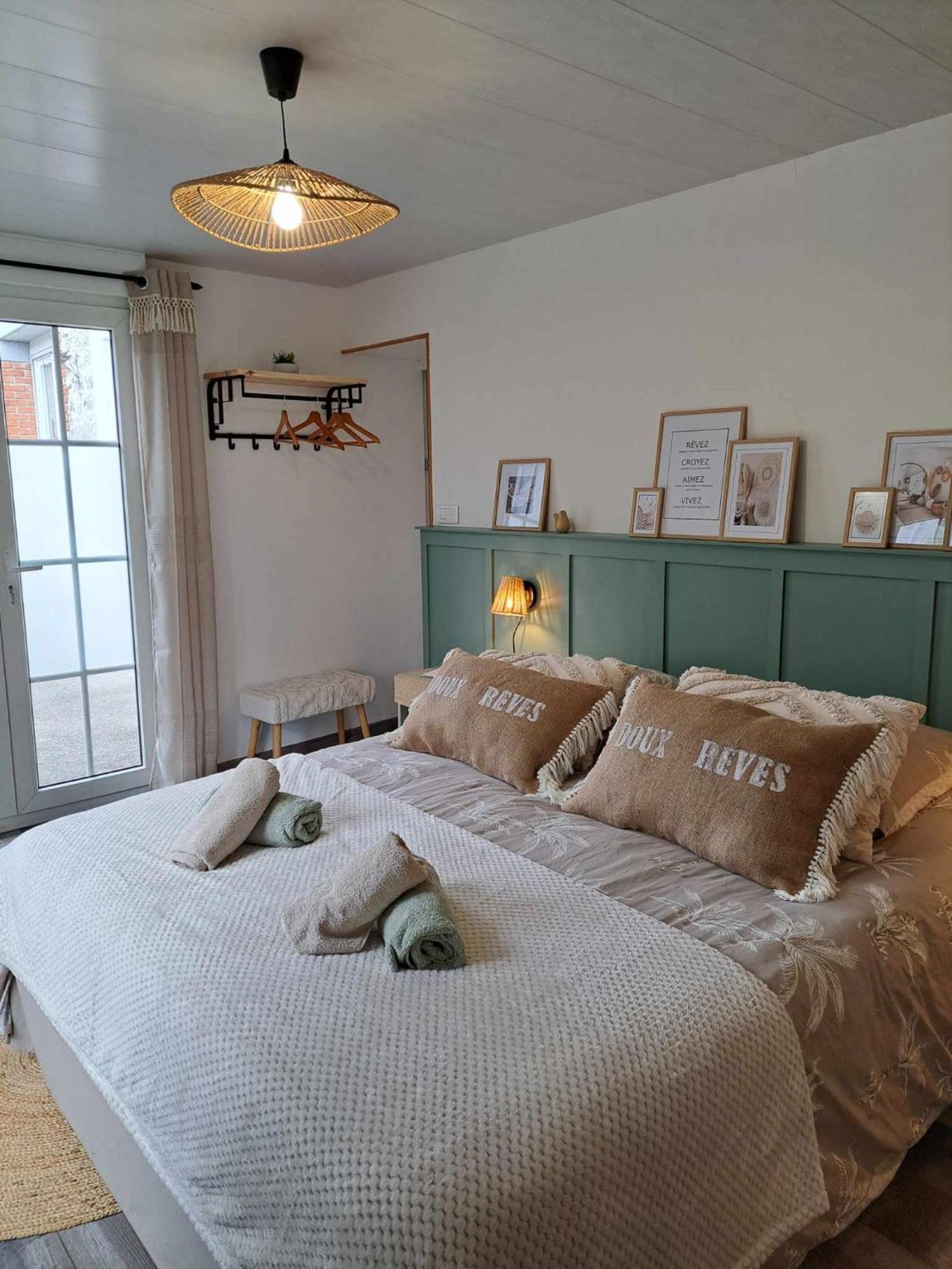 Bed and Breakfast Au Charme D'Antan Feron Екстер'єр фото